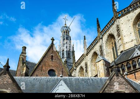 La grande église (Grote Kerk) dans la ville de Haarlem domine la ville depuis des siècles. Il est construit dans le style gothique. Banque D'Images