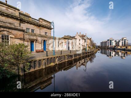 The Shore, Leith, Édimbourg, Écosse, Royaume-Uni. 23 mars 2020. Météo britannique : le soleil de printemps et la petite brise créent des reflets parfaits dans l'eau de Leith le long de la rive déserte alors que les gens restent à la maison de la distance sociale Banque D'Images