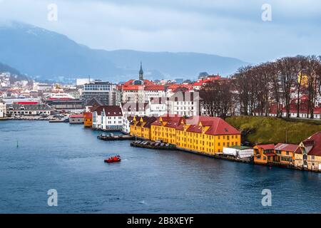 Vue panoramique sur Bergen, Norvège. Port et paysage urbain. Banque D'Images