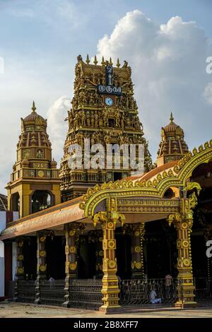 Jaffna, Sri Lanka - février 2020: Les habitants du temple hindou de Nallur Kandaswamy Kovil le 23 février 2020 à Jaffna, Sri Lanka. Banque D'Images