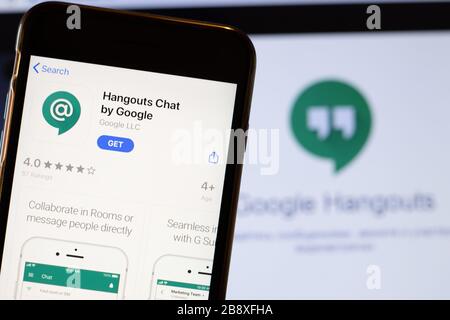 Los Angeles, Californie, États-Unis - 24 mars 2020: Hangouts Chat par Google App logo sur l'écran du téléphone gros plan avec le site Web sur fond d'icône Banque D'Images