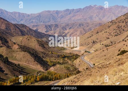 Une route 373 Tachkent-OSH, Kamchik, passe par l'Ouzbékistan. Mountain Road. Banque D'Images