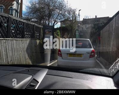 Les restaurants de MacDonald au Royaume-Uni ferment à 19:00 heures au Royaume-Uni dans le cadre de l'épidémie Coronavirus Covid-19. Sur la photo, les voitures en voiture à travers à un MacDonald's Stroud, Gloucestershire. Par Gavin Crilly Photography, PAS DE VENTES, PAS de SYNDICATION contact pour plus d'information mob: 07810638169 web: www.pressphotographergloucestershire.co.uk email: gavincrilly@gmail.com le copyright photographique (© 2015) est conservé exclusivement par le créateur de l'œuvre en tout temps et les ventes, la syndication ou l'offre de l'œuvre pour publication future à un tiers sans la connaissance du photographe ou Banque D'Images