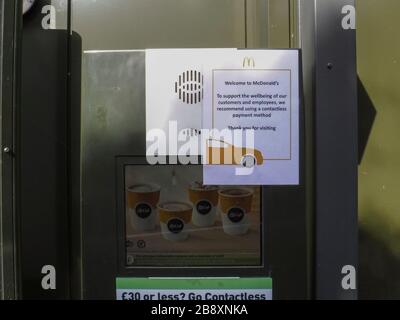 Les restaurants de MacDonald au Royaume-Uni ferment à 19:00 heures au Royaume-Uni dans le cadre de l'épidémie Coronavirus Covid-19. Sur la photo, les voitures en voiture à travers à un MacDonald's Stroud, Gloucestershire. Par Gavin Crilly Photography, PAS DE VENTES, PAS de SYNDICATION contact pour plus d'information mob: 07810638169 web: www.pressphotographergloucestershire.co.uk email: gavincrilly@gmail.com le copyright photographique (© 2015) est conservé exclusivement par le créateur de l'œuvre en tout temps et les ventes, la syndication ou l'offre de l'œuvre pour publication future à un tiers sans la connaissance du photographe ou Banque D'Images