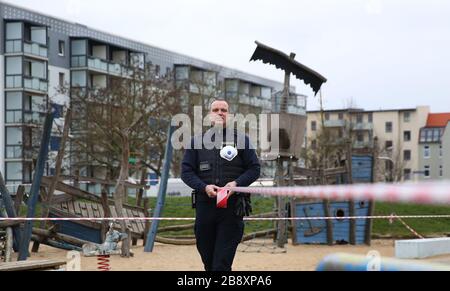 Magdeburg, Allemagne. 20 mars 2020. Nils Schufft, chef de groupe de la garde de la ville, ferme le terrain de jeux 'Polarstation' dans le nord de Magdeburg avec un groupe de flouts. Saxe-Anhalt envoie plus de police en patrouille ce week-end pour vérifier que les règles pour contenir le nouveau virus corona (Covid-19) sont respectées. Crédit: Ronny Hartmann/dpa-Zentralbild/ZB/dpa/Alay Live News Banque D'Images