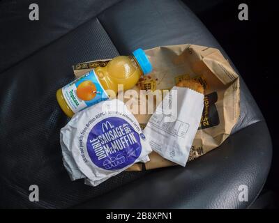 Les restaurants de MacDonald au Royaume-Uni ferment à 19:00 heures au Royaume-Uni dans le cadre de l'épidémie Coronavirus Covid-19. Sur la photo, un double repas de muffin d'oeuf de saucisse Mac. Par Gavin Crilly Photography, PAS DE VENTES, PAS de CONTACT DE SYNDICATION pour plus d'information mob: 07810638169 web: www.pressphotographergloucestershire.co.uk email: gavincrilly@gmail.com le copyright photographique (© 2015) est conservé exclusivement par le créateur de l'œuvre en tout temps et les ventes, la syndication ou l'offre de l'œuvre pour publication future à un tiers sans la connaissance ou l'accord du photographe sont en violation du C Banque D'Images