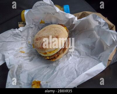 Les restaurants de MacDonald au Royaume-Uni ferment à 19:00 heures au Royaume-Uni dans le cadre de l'épidémie Coronavirus Covid-19. Sur la photo, un double repas de muffin d'oeuf de saucisse Mac. Par Gavin Crilly Photography, PAS DE VENTES, PAS de CONTACT DE SYNDICATION pour plus d'information mob: 07810638169 web: www.pressphotographergloucestershire.co.uk email: gavincrilly@gmail.com le copyright photographique (© 2015) est conservé exclusivement par le créateur de l'œuvre en tout temps et les ventes, la syndication ou l'offre de l'œuvre pour publication future à un tiers sans la connaissance ou l'accord du photographe sont en violation du C Banque D'Images