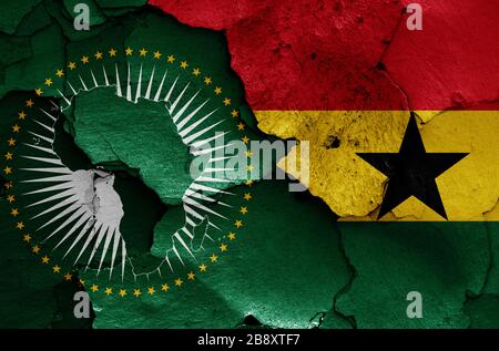 Drapeaux de l'Union africaine et du Ghana peints sur un mur fissuré Banque D'Images