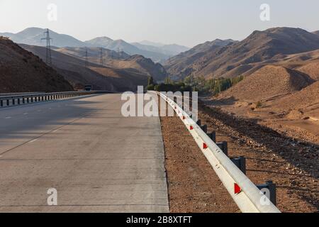 Une route Osh 373 Tachkent en Ouzbékistan. Clôture en fer sur une route de montagne Banque D'Images