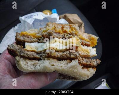 Les restaurants de MacDonald au Royaume-Uni ferment à 19:00 heures au Royaume-Uni dans le cadre de l'épidémie Coronavirus Covid-19. Sur la photo, un double repas de muffin d'oeuf de saucisse Mac. Par Gavin Crilly Photography, PAS DE VENTES, PAS de CONTACT DE SYNDICATION pour plus d'information mob: 07810638169 web: www.pressphotographergloucestershire.co.uk email: gavincrilly@gmail.com le copyright photographique (© 2015) est conservé exclusivement par le créateur de l'œuvre en tout temps et les ventes, la syndication ou l'offre de l'œuvre pour publication future à un tiers sans la connaissance ou l'accord du photographe sont en violation du C Banque D'Images