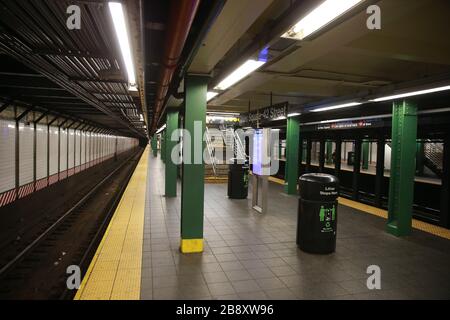 La station de métro de Times Square est gratuite pour les clients en raison de problèmes de santé pour arrêter la propagation de Coronavirus à New York. Banque D'Images