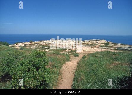 Vestiges du spectaculaire palais de Vouni, au sommet d'une falaise, dans le nord de Chypre. Construit autour de 500 av. J.-C. alors que la région était sous contrôle persan, il a été ensuite repris par les Grecs. Vers 400 av. J.-C., le site a été récupéré par les Perses après la destruction du palais dans un incendie. Un ciel bleu et la mer Méditerranée profonde et bleue en arrière-plan. Banque D'Images