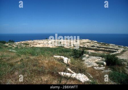 Vestiges du spectaculaire palais de Vouni, au sommet d'une falaise, dans le nord de Chypre. Construit autour de 500 av. J.-C. alors que la région était sous contrôle persan, il a été ensuite repris par les Grecs. Vers 400 av. J.-C., le site a été récupéré par les Perses après la destruction du palais dans un incendie. Un ciel bleu et la mer Méditerranée profonde et bleue en arrière-plan. Banque D'Images