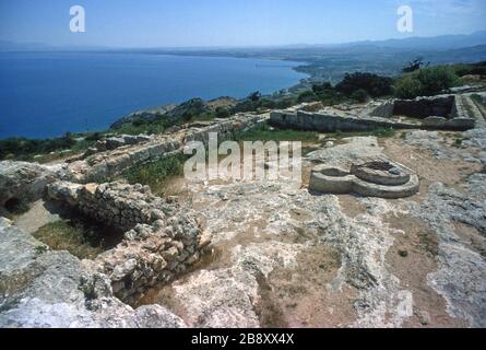 Vestiges du spectaculaire palais de Vouni, au sommet d'une falaise, dans le nord de Chypre. Construit autour de 500 av. J.-C. alors que la région était sous contrôle persan, il a été ensuite repris par les Grecs. Vers 400 av. J.-C., le site a été récupéré par les Perses après la destruction du palais dans un incendie. La côte, le ciel bleu et la mer Méditerranée profonde et bleue en arrière-plan. Banque D'Images