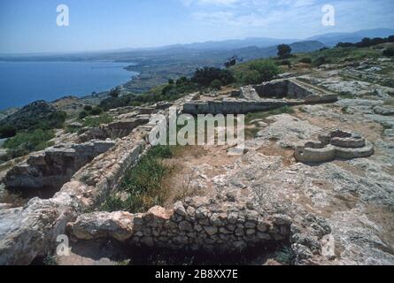 Vestiges du spectaculaire palais de Vouni, au sommet d'une falaise, dans le nord de Chypre. Construit autour de 500 av. J.-C. alors que la région était sous contrôle persan, il a été ensuite repris par les Grecs. Vers 400 av. J.-C., le site a été récupéré par les Perses après la destruction du palais dans un incendie. La côte, le ciel bleu et la mer Méditerranée profonde et bleue en arrière-plan. Banque D'Images