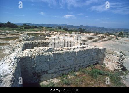 Vestiges du spectaculaire palais de Vouni, au sommet d'une falaise, dans le nord de Chypre. Construit autour de 500 av. J.-C. alors que la région était sous contrôle persan, il a été ensuite repris par les Grecs. Vers 400 av. J.-C., le site a été récupéré par les Perses après la destruction du palais dans un incendie. Un ciel bleu et des montagnes en arrière-plan. Banque D'Images