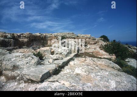 Vestiges du spectaculaire palais de Vouni, au sommet d'une falaise, dans le nord de Chypre. Construit autour de 500 av. J.-C. alors que la région était sous contrôle persan, il a été ensuite repris par les Grecs. Vers 400 av. J.-C., le site a été récupéré par les Perses après la destruction du palais dans un incendie. Un ciel bleu à l'arrière-plan. Banque D'Images