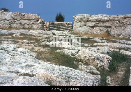 Vestiges du spectaculaire palais de Vouni, au sommet d'une falaise, dans le nord de Chypre. Construit autour de 500 av. J.-C. alors que la région était sous contrôle persan, il a été ensuite repris par les Grecs. Vers 400 av. J.-C., le site a été récupéré par les Perses après la destruction du palais dans un incendie. Banque D'Images