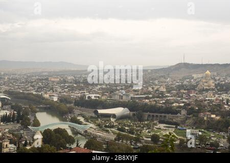 Tbilissi, Géorgie - 11/10/2019: Vue sur la partie centrale - vieille ville la capitale de la Géorgie - Tbilissi. Banque D'Images