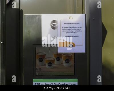 Les restaurants McDonald's au Royaume-Uni ferment à 19:00 heures au Royaume-Uni dans le cadre de l'épidémie de Covid-19 de Coronavirus. Sur la photo, les voitures qui utilisent une voiture dans un McDonald's Stroud, Gloucestershire. Par Gavin Crilly Photography, PAS DE VENTES, PAS de SYNDICATION contact pour plus d'informations mob: 07810638169 web: www.pressphotographergloucestershire.co.uk email: gavincrilly@gmail.com le copyright photographique (© 2015) est conservé exclusivement par le créateur de l'œuvre en tout temps et les ventes, la syndication ou l'offre de l'œuvre pour publication future à un tiers sans la connaissance du photographe ou Banque D'Images