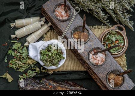 Plante de plantes thaïlandaises et concept de boissons saines. Arrière-plan de bannière panoramique avec espace de copie pour la conception. Mise au point sélective. Banque D'Images