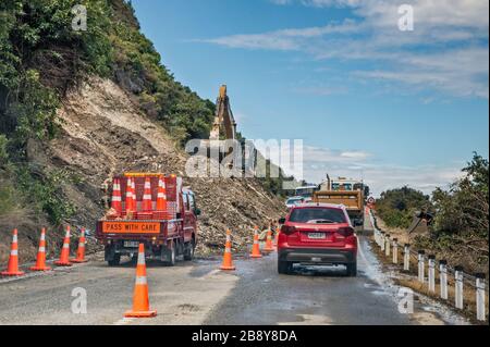 Réparations d'urgence sur route en raison de glissements de terrain torrentiels sur la route du lac Hawea de Makarora, région d'Otago, île du Sud, Nouvelle-Zélande Banque D'Images