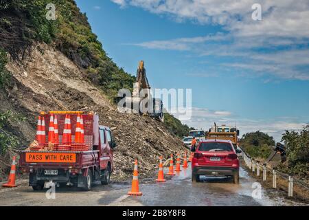 Réparations d'urgence sur route en raison de glissements de terrain torrentiels sur la route du lac Hawea de Makarora, région d'Otago, île du Sud, Nouvelle-Zélande Banque D'Images