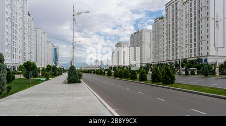 Asjchabad, Turkménistan - 1 juin 2019: La ville blanche et en marbre d'Asjchabad avec de grands bâtiments et monuments et des rues vides au Turkménistan. Banque D'Images