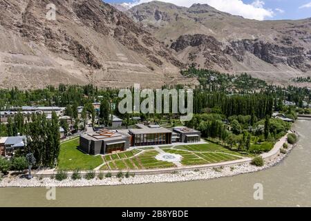 Khorog, Tadjikistan - 19 juin 2019 : ville de Khorog avec mosquée moderne et rivière et montagnes de Gunt au Tadjikistan. Banque D'Images