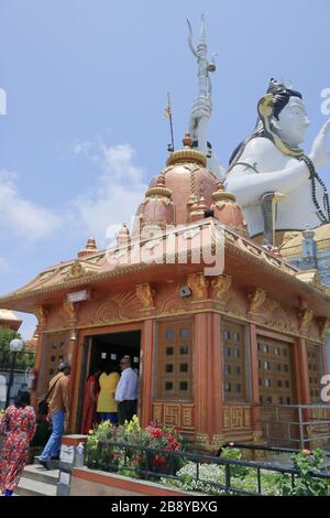 Les gens qui visitent le temple de Lord Shiva et la statue de Big lord Shiva au dos de Char dham en Namchi Sikkim Inde Banque D'Images