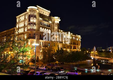 Vue en soirée sur Bakou sur le boulevard depuis Highland Park.Azerbaidjan Banque D'Images