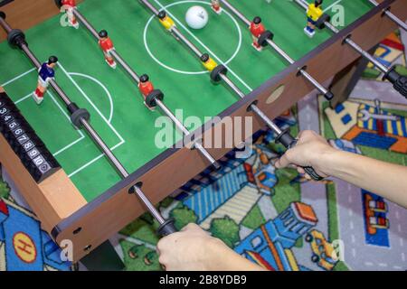 Boy playing soccer jeu de table, mini hand Banque D'Images