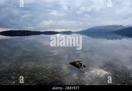 En regardant vers le sud le long du Loch Lomond depuis le bois de Sallochy, Loch Lomond, Écosse Banque D'Images