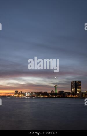 Rotterdam - 12 février 2019: Rotterdam, Pays-Bas la tour Euromast Rotterdam la nuit. Grands navires et canal au premier plan, Rotterdam, le Banque D'Images