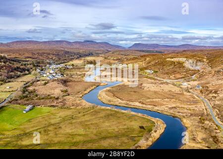 Vue aérienne de la rivière Tweebarra entre Doochary et LettermacAward à Donegal - Irlande Banque D'Images