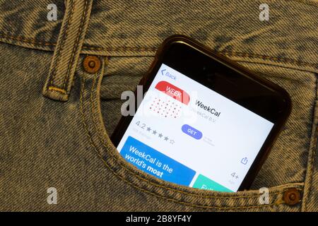 Los Angeles, Californie, États-Unis - 24 mars 2020: WeekCal app logo sur l'écran du téléphone dans la poche de jeans gros plan, éditorial illustratif Banque D'Images