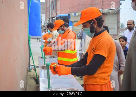 Peshawar, Pakistan. 23 mars 2020. En raison des inquiétudes de la propagation du coronavirus, le WSSP de différents marchés a installé des bassins de lavage. (Photo de Hussain Ali/Pacific Press) crédit: Pacific Press Agency/Alay Live News Banque D'Images