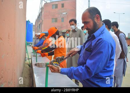 Peshawar, Pakistan. 23 mars 2020. En raison des inquiétudes de la propagation du coronavirus, le WSSP de différents marchés a installé des bassins de lavage. (Photo de Hussain Ali/Pacific Press) crédit: Pacific Press Agency/Alay Live News Banque D'Images