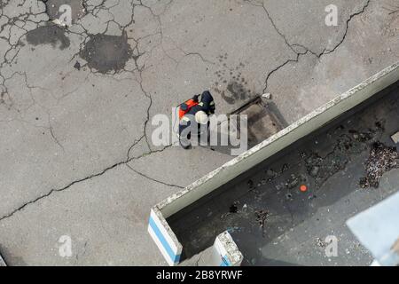 Nettoyage et désinfection du complexe urbain au milieu de l'épidémie de coronavirus. Prévention des infections et lutte contre l'épidémie Covid 19. Désinfection du porche Banque D'Images