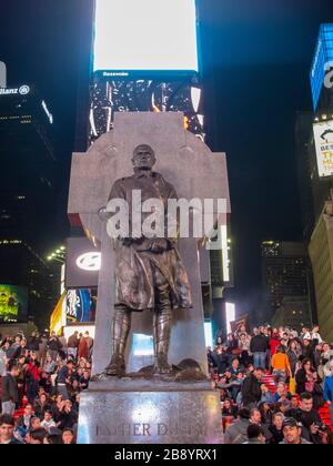 Statue du père Duffy à Times Square New York Banque D'Images