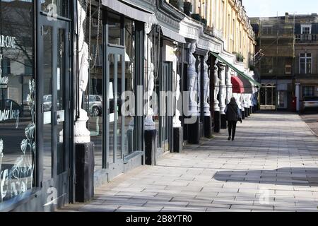Cheltenham, Royaume-Uni. 23 mars 2020. L'une des stations thermales de Cheltenham dans les rues commerçantes les plus fréquentées et exclusives du Gloucestershire, Montpellier Walk. Presque complètement déserté lundi en raison de la pandémie de Coronavirus/Covid-19. Crédit: Thousand Word Media Ltd/Alay Live News Banque D'Images