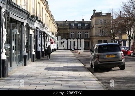 Cheltenham, Royaume-Uni. 23 mars 2020. L'une des stations thermales de Cheltenham dans les rues commerçantes les plus fréquentées et exclusives du Gloucestershire, Montpellier Walk. Presque complètement déserté lundi en raison de la pandémie de Coronavirus/Covid-19. Crédit: Thousand Word Media Ltd/Alay Live News Banque D'Images