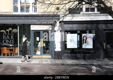 Cheltenham, Royaume-Uni. 23 mars 2020. L'une des stations thermales de Cheltenham dans les rues commerçantes les plus fréquentées et exclusives du Gloucestershire, Montpellier Walk. Presque complètement déserté lundi en raison de la pandémie de Coronavirus/Covid-19. Crédit: Thousand Word Media Ltd/Alay Live News Banque D'Images