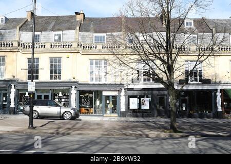 Cheltenham, Royaume-Uni. 23 mars 2020. L'une des stations thermales de Cheltenham dans les rues commerçantes les plus fréquentées et exclusives du Gloucestershire, Montpellier Walk. Presque complètement déserté lundi en raison de la pandémie de Coronavirus/Covid-19. Crédit: Thousand Word Media Ltd/Alay Live News Banque D'Images
