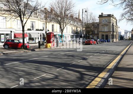 Cheltenham, Royaume-Uni. 23 mars 2020. L'une des stations thermales de Cheltenham dans les rues commerçantes les plus fréquentées et exclusives du Gloucestershire, Montpellier Walk. Presque complètement déserté lundi en raison de la pandémie de Coronavirus/Covid-19. Crédit: Thousand Word Media Ltd/Alay Live News Banque D'Images