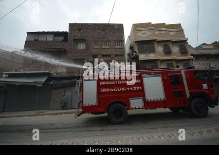 Peshawar Citys, Pakistan. 23 mars 2020. Les travailleurs pakistanais de secours pulvérisent des désinfectants dans le but de freiner la propagation de l'épidémie de virus de Corona à Peshawar, au Pakistan. La grande majorité des gens se rétablissent du nouveau virus corona. Selon l'Organisation mondiale de la santé, la plupart des gens se rétablissent dans environ deux à six semaines, selon la gravité de la maladie. (Photo de Hussain Ali/Pacific Press/Sipa USA) crédit: SIPA USA/Alay Live News Banque D'Images