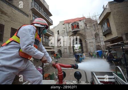 Peshawar Citys, Pakistan. 23 mars 2020. Les travailleurs pakistanais de secours pulvérisent des désinfectants dans le but de freiner la propagation de l'épidémie de virus de Corona à Peshawar, au Pakistan. La grande majorité des gens se rétablissent du nouveau virus corona. Selon l'Organisation mondiale de la santé, la plupart des gens se rétablissent dans environ deux à six semaines, selon la gravité de la maladie. (Photo de Hussain Ali/Pacific Press/Sipa USA) crédit: SIPA USA/Alay Live News Banque D'Images