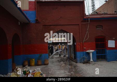 Peshawar Citys, Pakistan. 23 mars 2020. Les travailleurs pakistanais de secours pulvérisent des désinfectants dans le but de freiner la propagation de l'épidémie de virus de Corona à Peshawar, au Pakistan. La grande majorité des gens se rétablissent du nouveau virus corona. Selon l'Organisation mondiale de la santé, la plupart des gens se rétablissent dans environ deux à six semaines, selon la gravité de la maladie. (Photo de Hussain Ali/Pacific Press/Sipa USA) crédit: SIPA USA/Alay Live News Banque D'Images