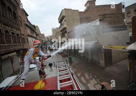 Peshawar Citys, Pakistan. 23 mars 2020. Les travailleurs pakistanais de secours pulvérisent des désinfectants dans le but de freiner la propagation de l'épidémie de virus de Corona à Peshawar, au Pakistan. La grande majorité des gens se rétablissent du nouveau virus corona. Selon l'Organisation mondiale de la santé, la plupart des gens se rétablissent dans environ deux à six semaines, selon la gravité de la maladie. (Photo de Hussain Ali/Pacific Press/Sipa USA) crédit: SIPA USA/Alay Live News Banque D'Images