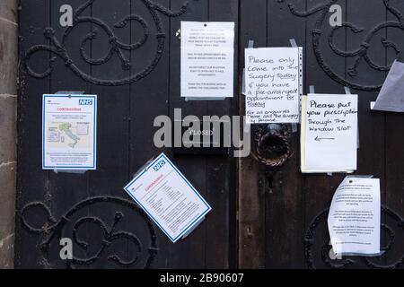 Eton, Windsor, Berkshire, Royaume-Uni. 22 mars 2020. Des signes de conseil sur le coronavirus sur la porte de chirurgie du médecin à South Meadow Surgery à Eton High Street. Crédit : Maureen McLean/Alay Banque D'Images